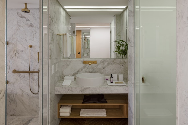 Deluxe Courtyard Bathroom