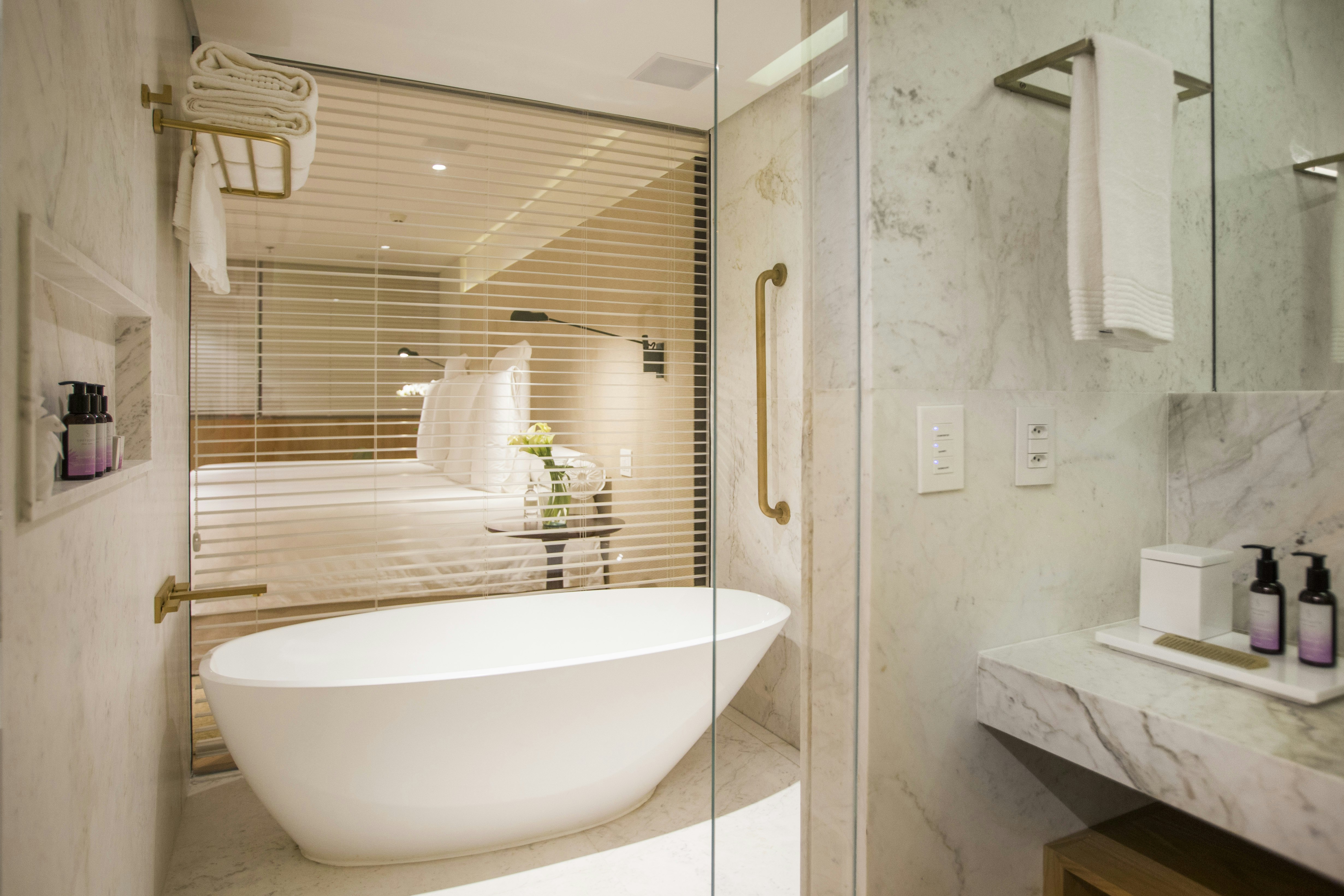 Deluxe Courtyard Bathroom