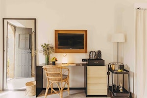 Deluxe Garden Room - Desk