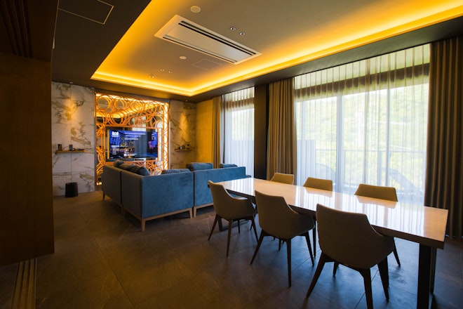 Giraffe 2nd Floor - Living Area