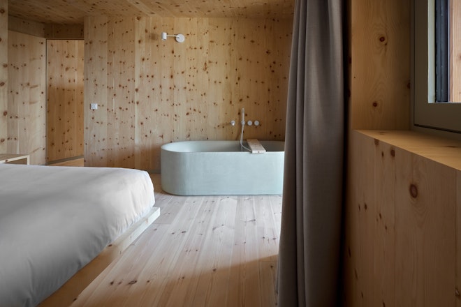 Lodge 3 - Bedroom with Bathtub
