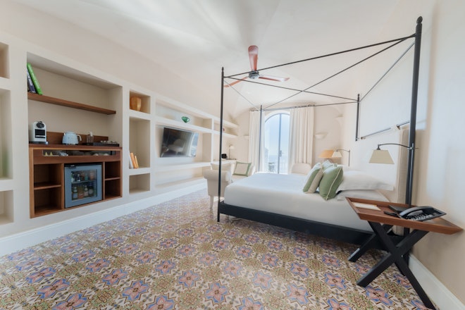 Signature Suite Pool - Bedroom