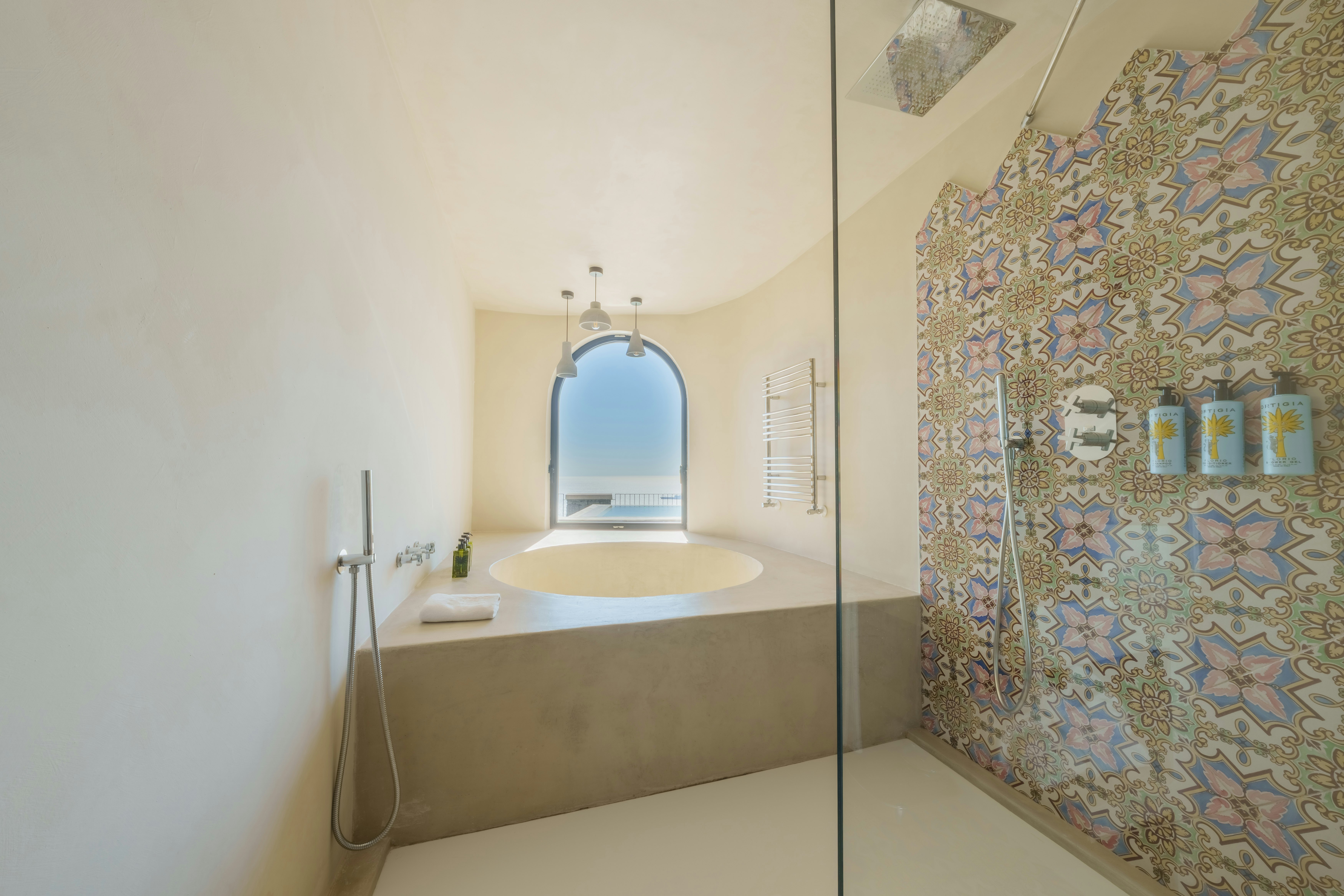 Signature Suite Pool - Bathroom