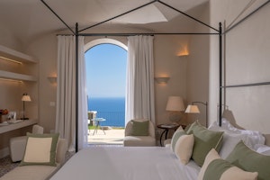 Signature Suite Pool - Bedroom