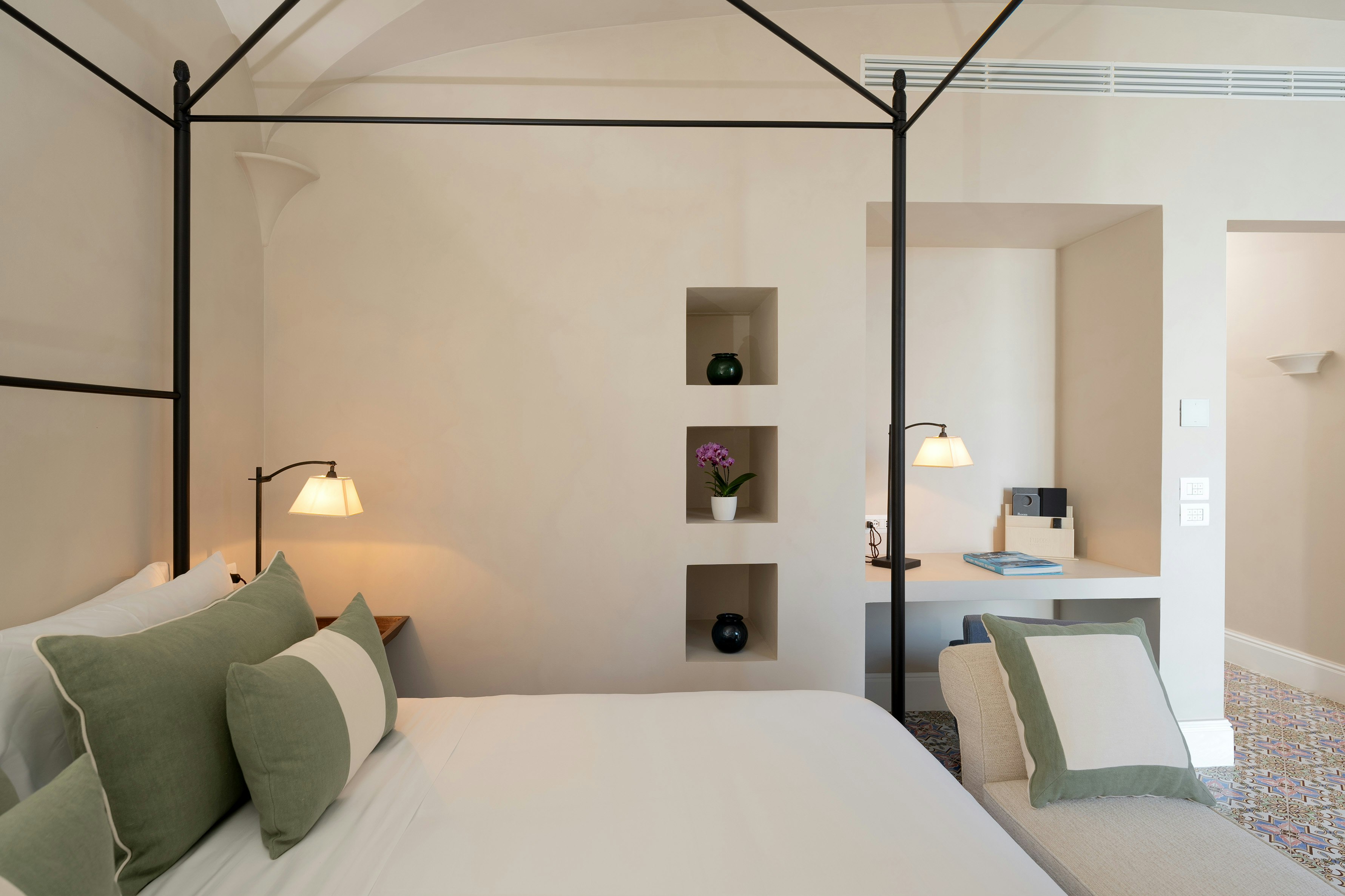 Signature Suite Pool - Bedroom