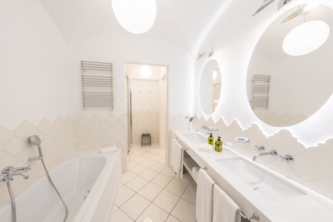 Luxury Suite - Bathroom