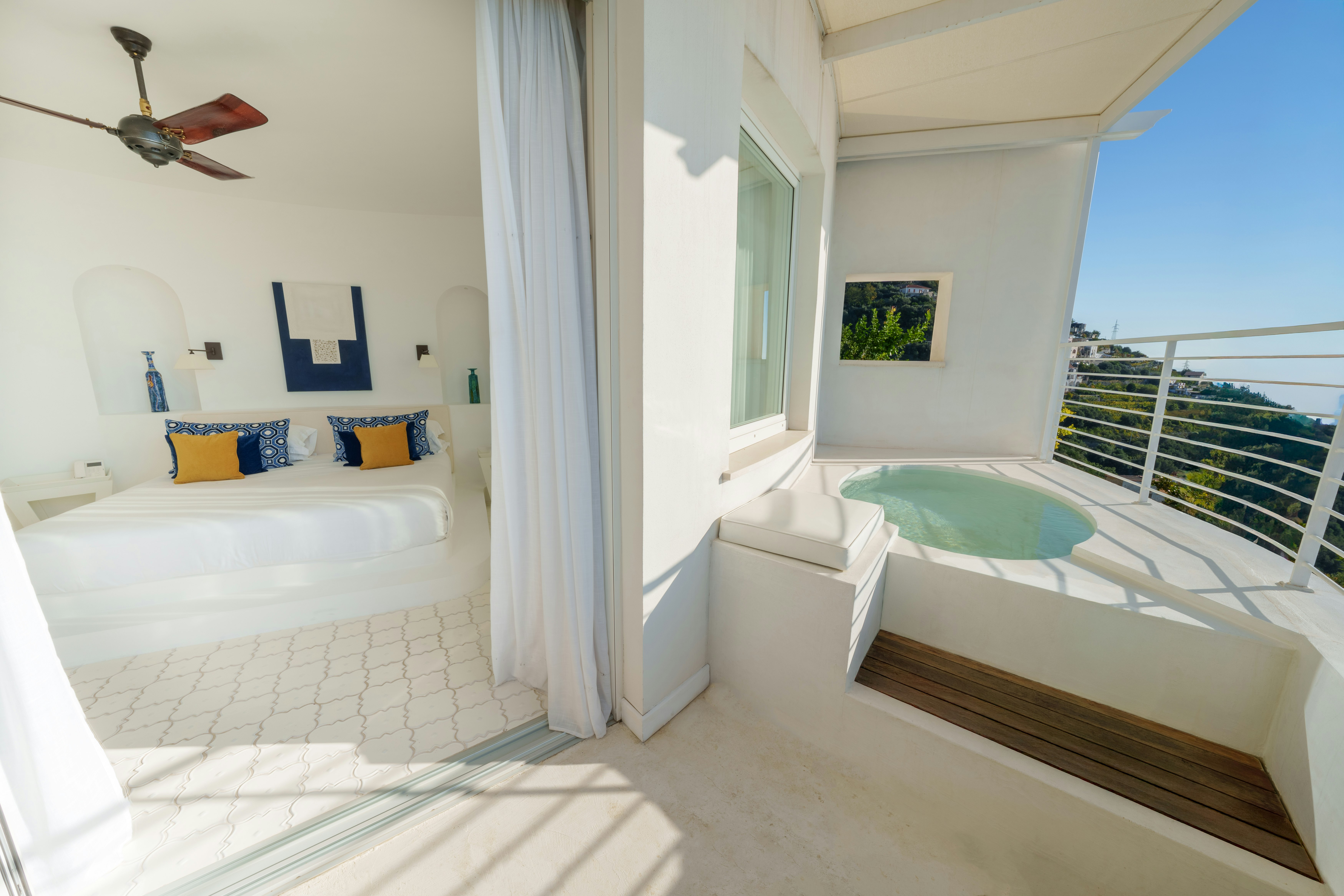 Furore Corner Suite - Bedroom & Jacuzzi