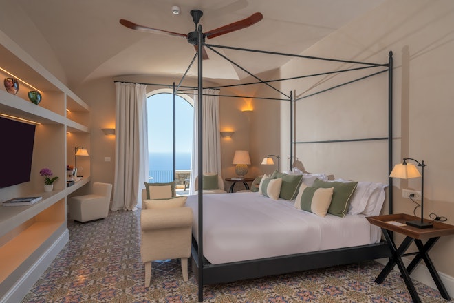 Signature Suite Pool - Bedroom