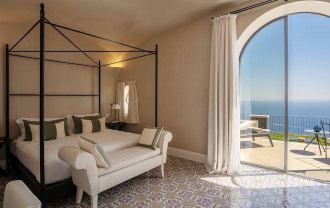 Signature Suite Pool - Bedroom