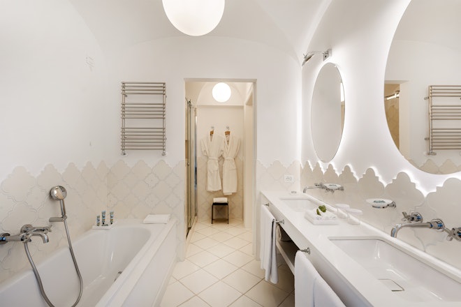 Luxury Suite - Bathroom