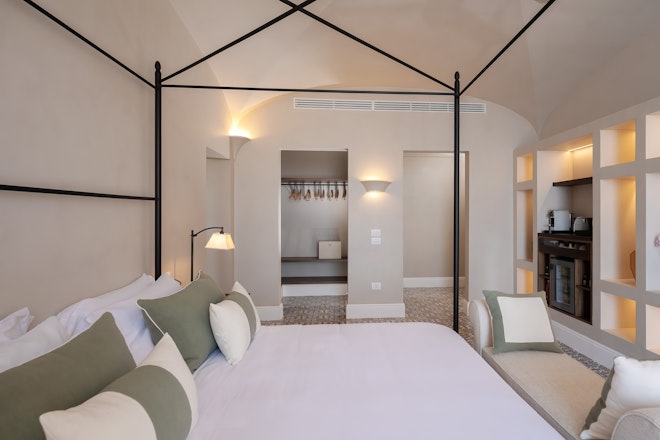 Signature Suite Pool - Bedroom