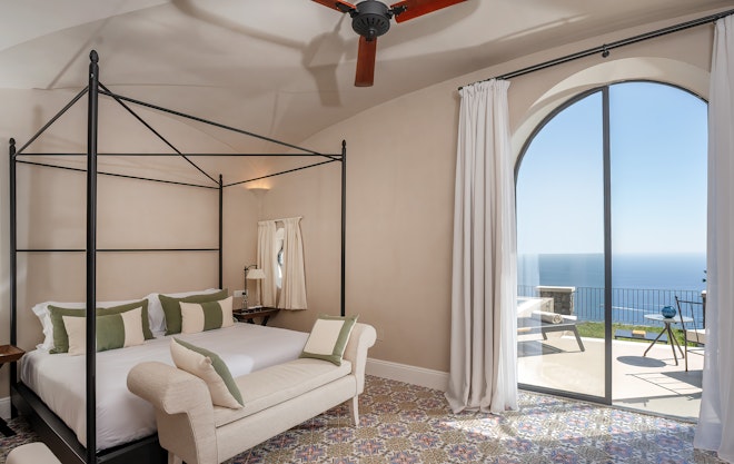 Signature Suite Pool - Bedroom