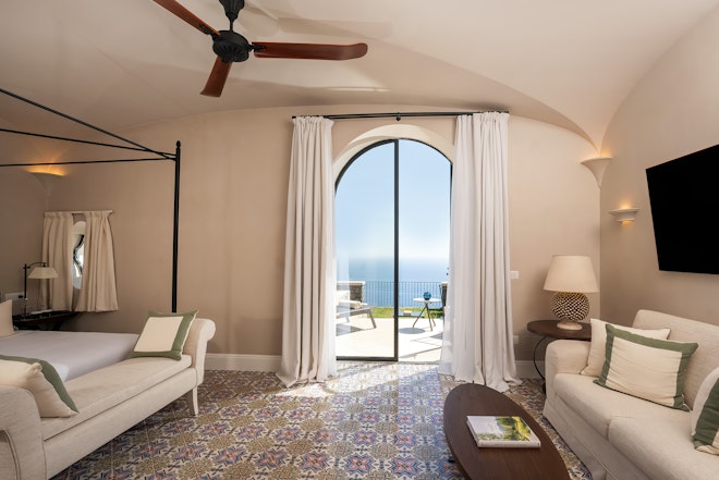 Signature Suite Pool - Living Area