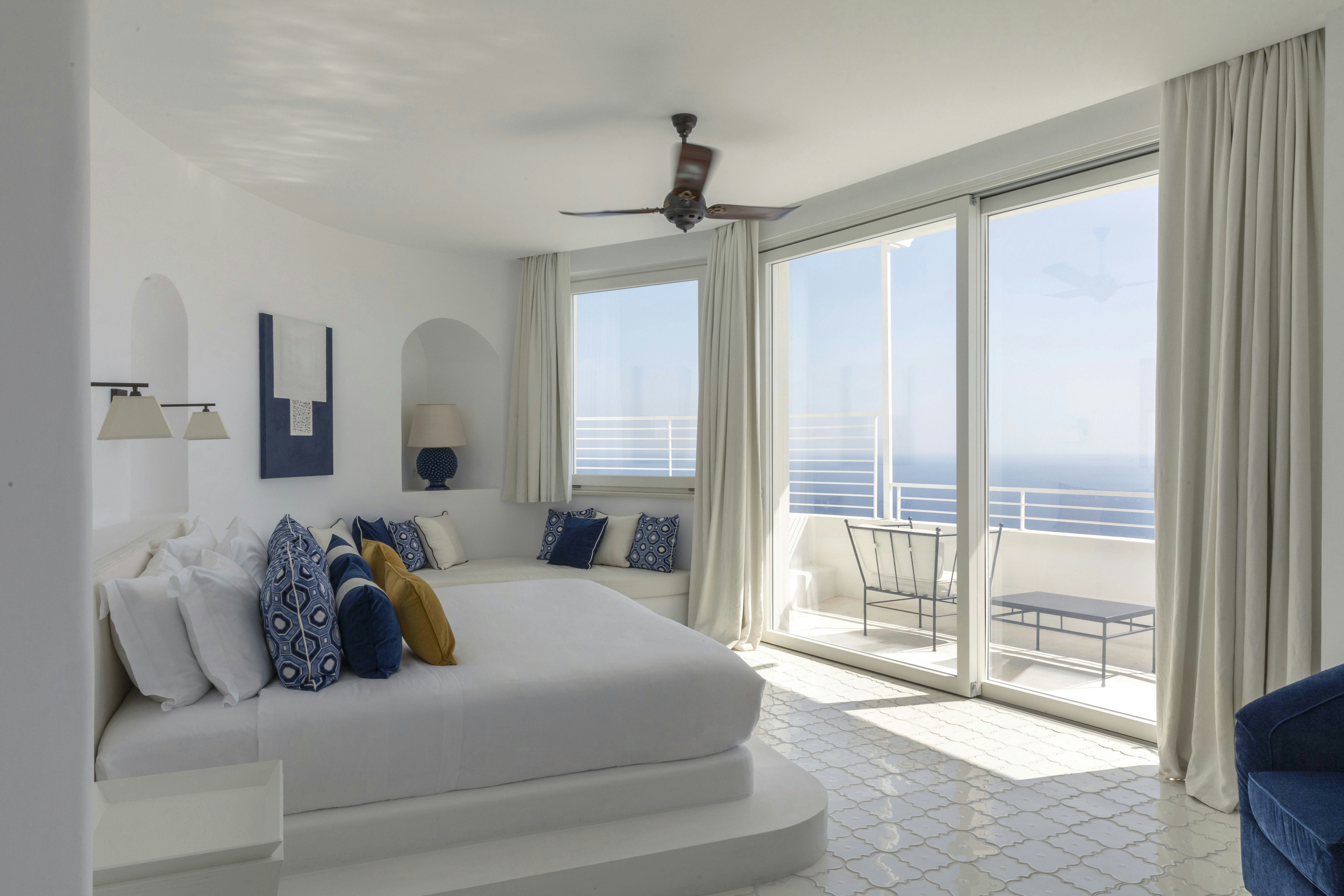 Furore Corner Suite - Bedroom