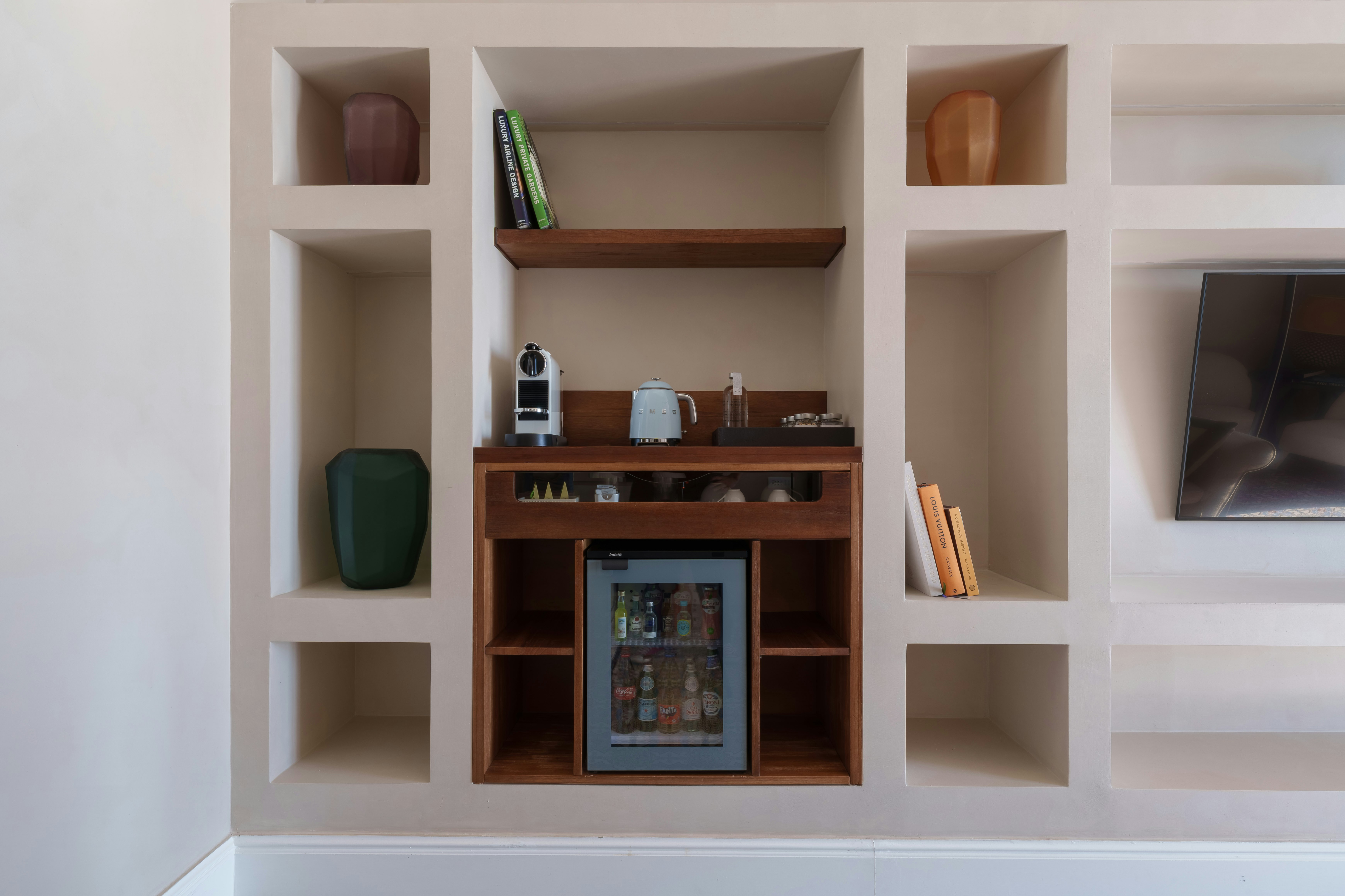 Signature Suite Pool - Room Details