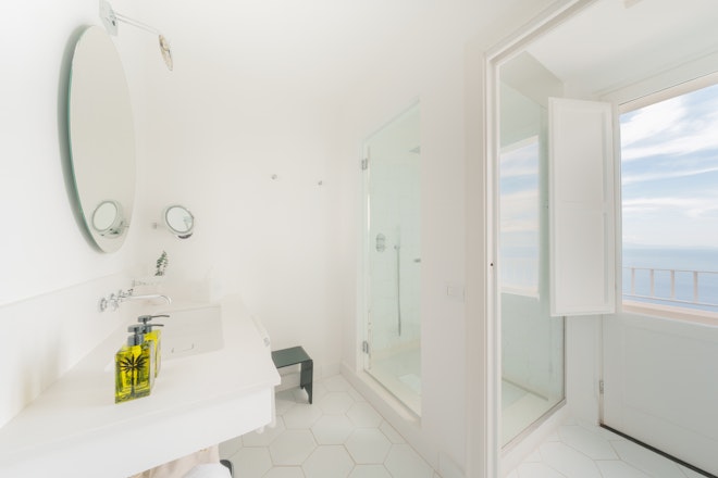 Deluxe - Bathroom