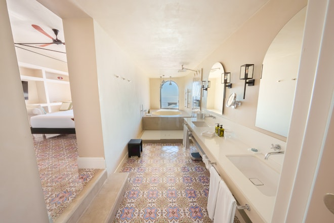 Signature Suite Pool - Bathroom