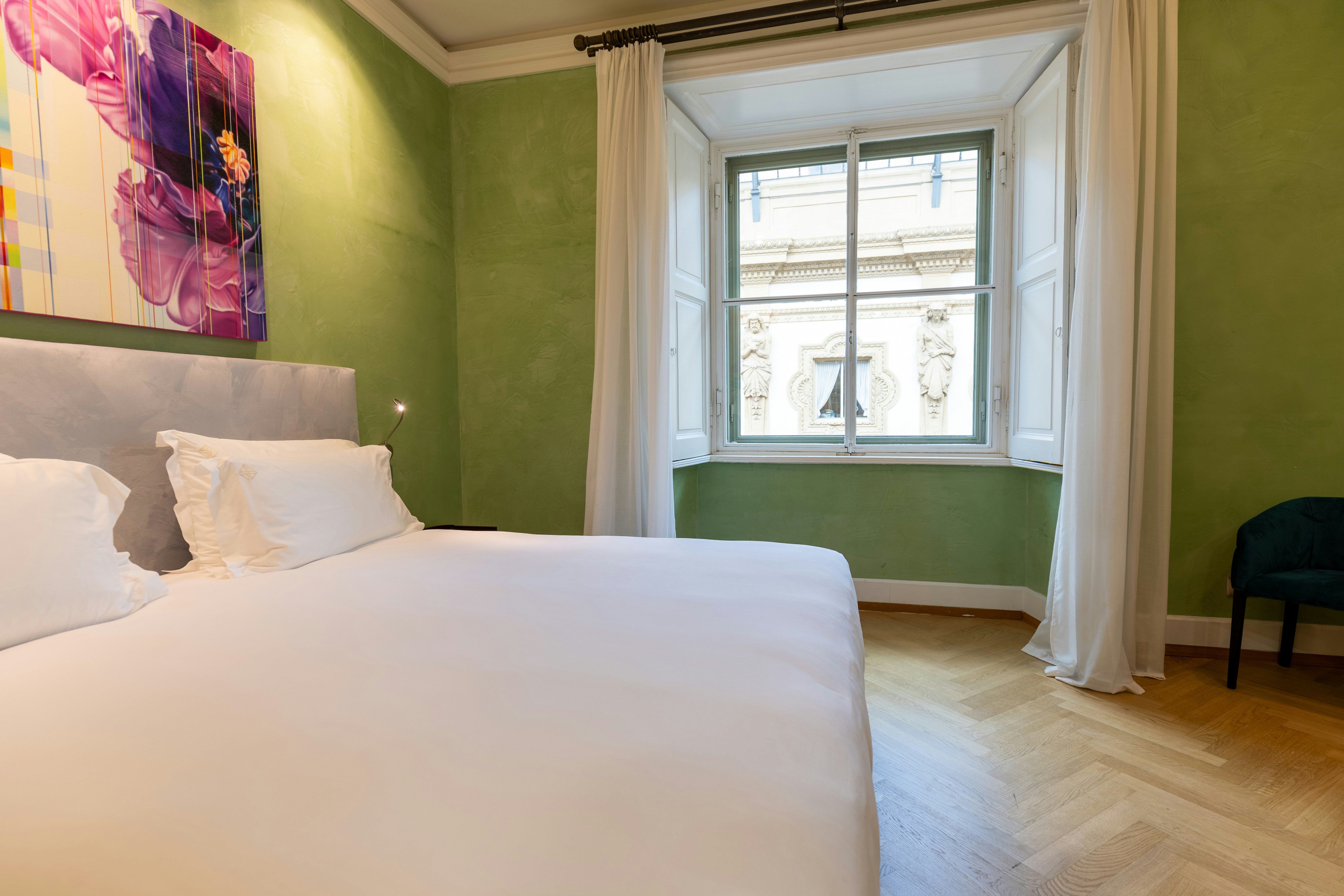 Deluxe Gallery Room - Bedroom