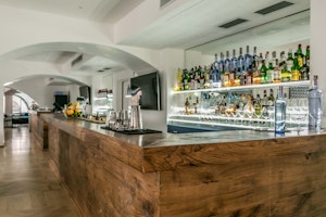 Bar & Lounge