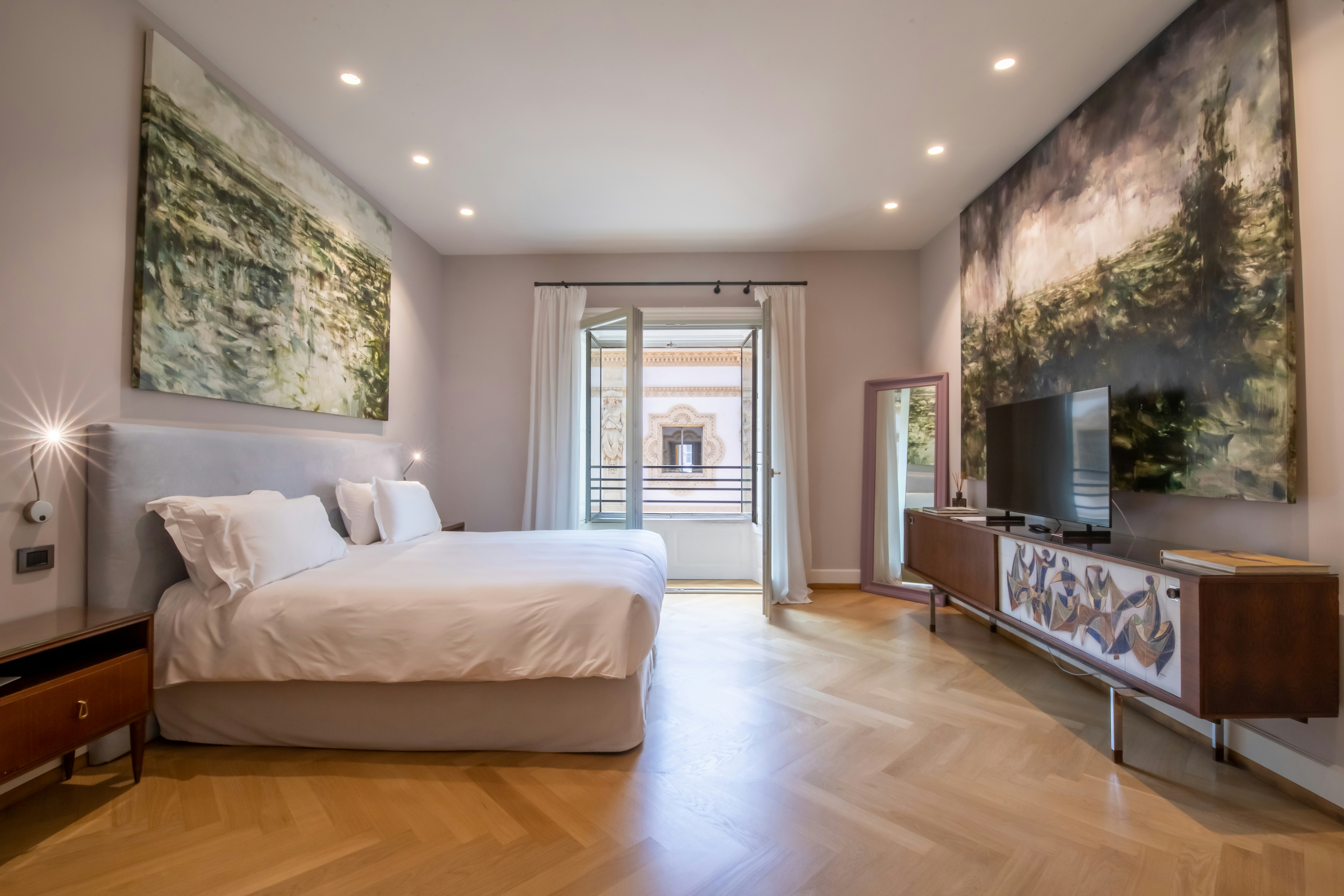 Deluxe Gallery Room - Bedroom