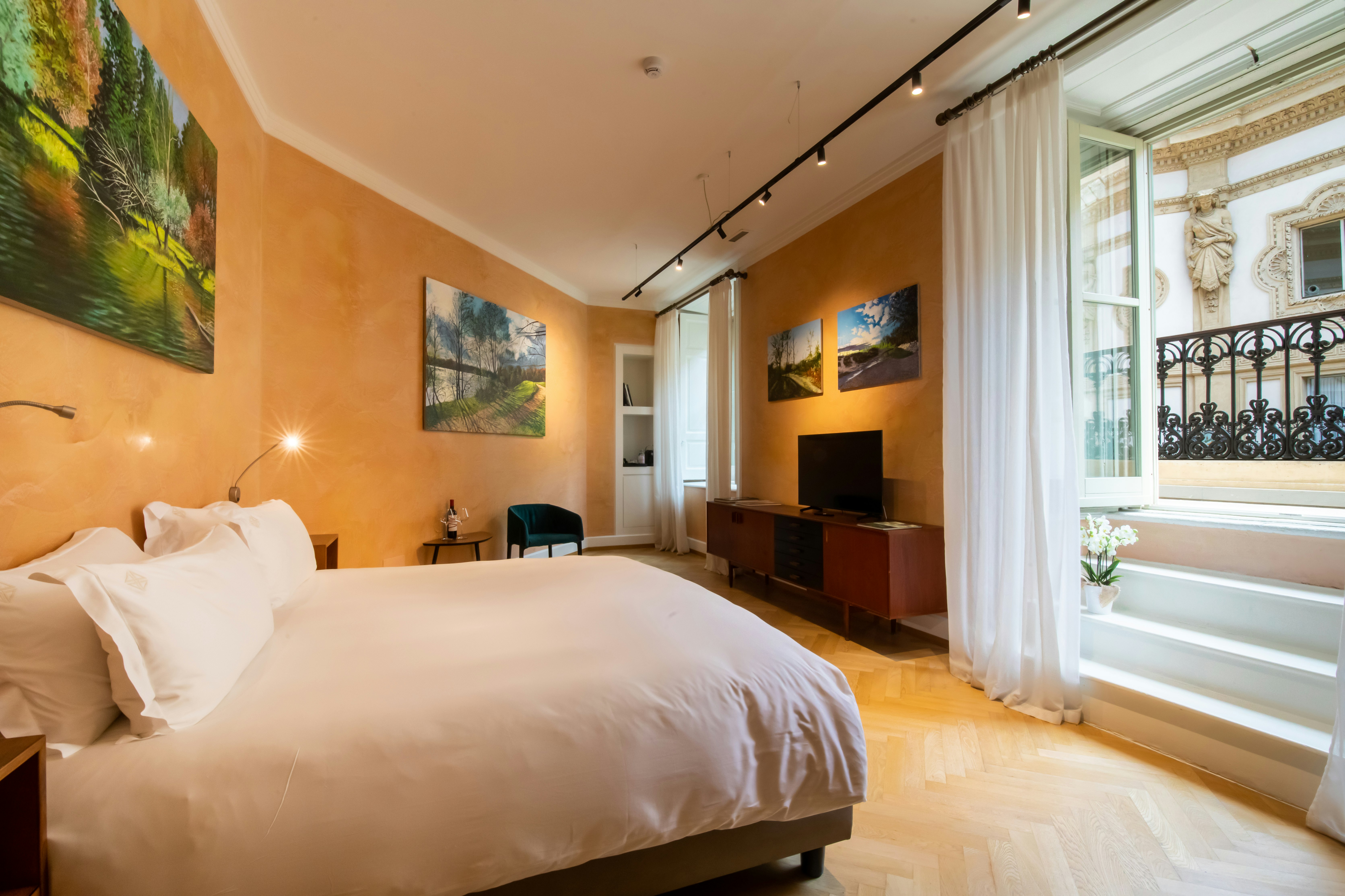 Deluxe Gallery with Balcony - Bedroom