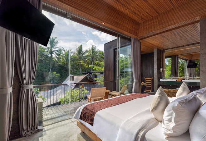 Grand Deluxe with Balcony - Bedroom