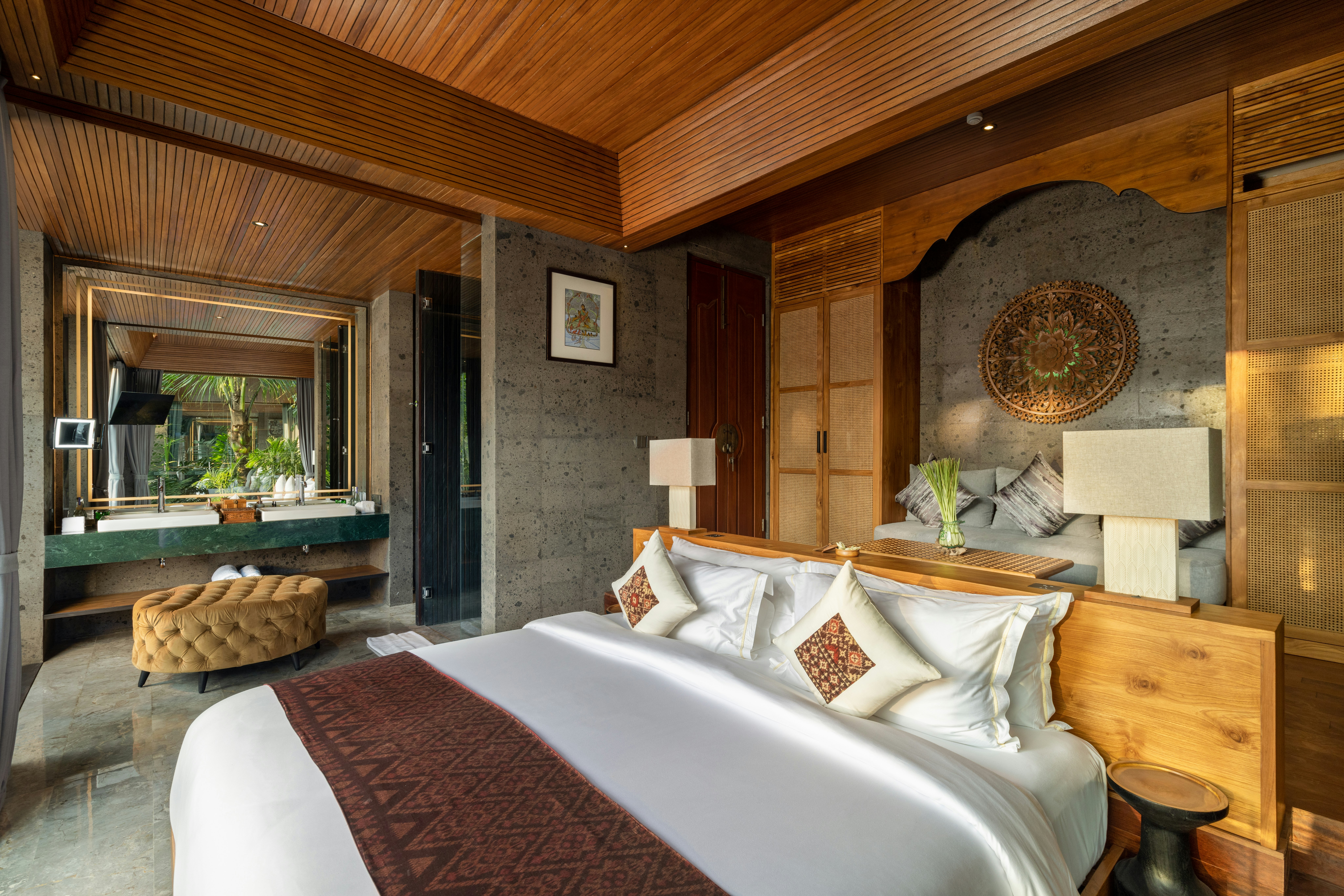 Grand Deluxe with Balcony - Bedroom