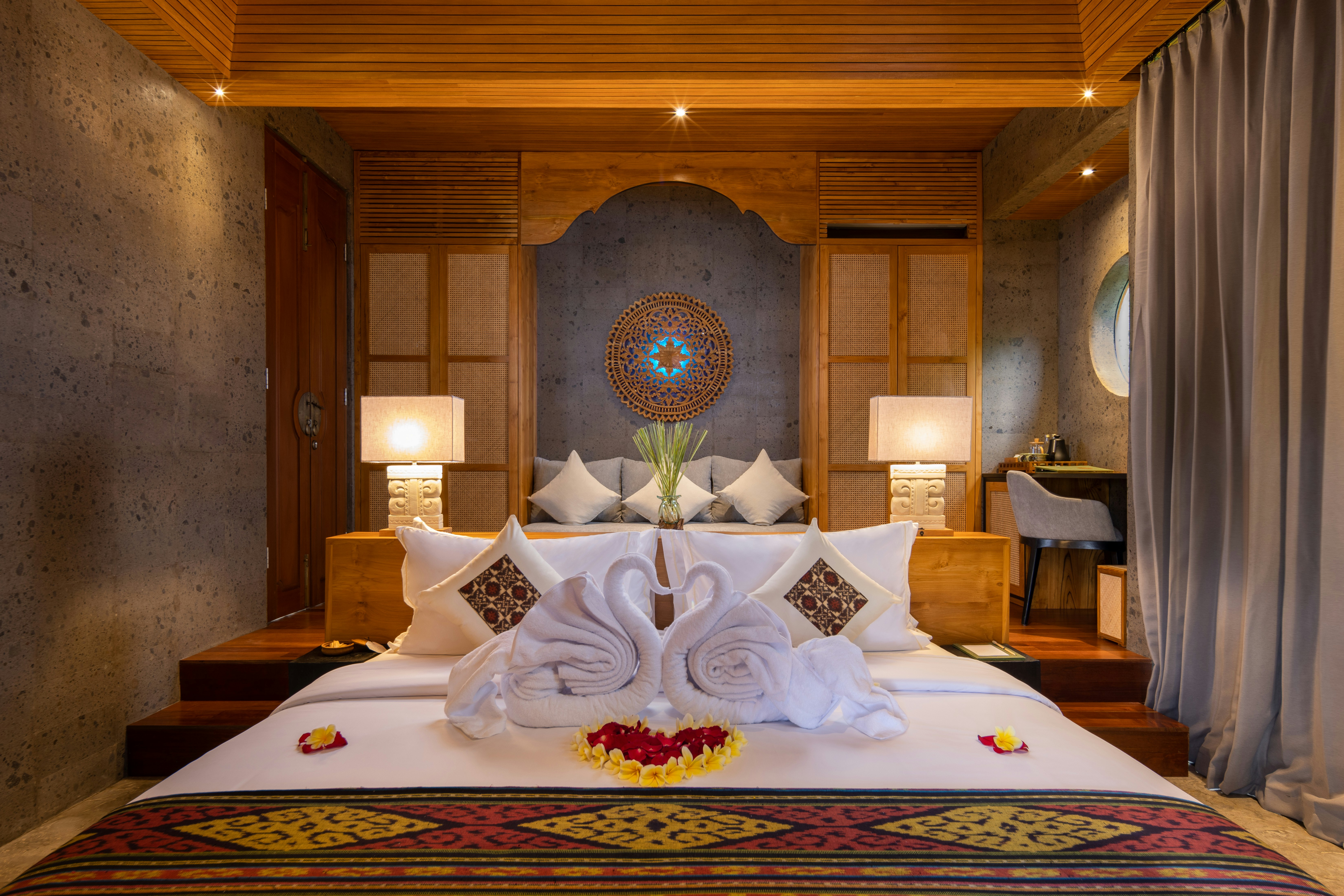 Grand Deluxe Honeymoon Setup