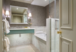 Superior King - Bathroom