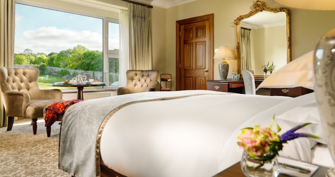 Classic King Room Abbey View Bed Dresser