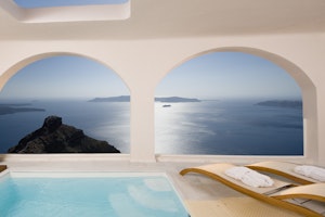 Grand Suite Veranda - Sunbeds & Caldera View