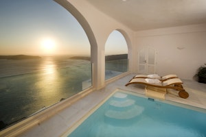 Grand Suite Veranda - Pool Sunbeds & Caldera Views