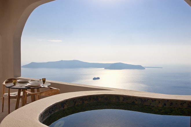 Superior Suite - Outdoor Heated Jacuzzi & Dining Area