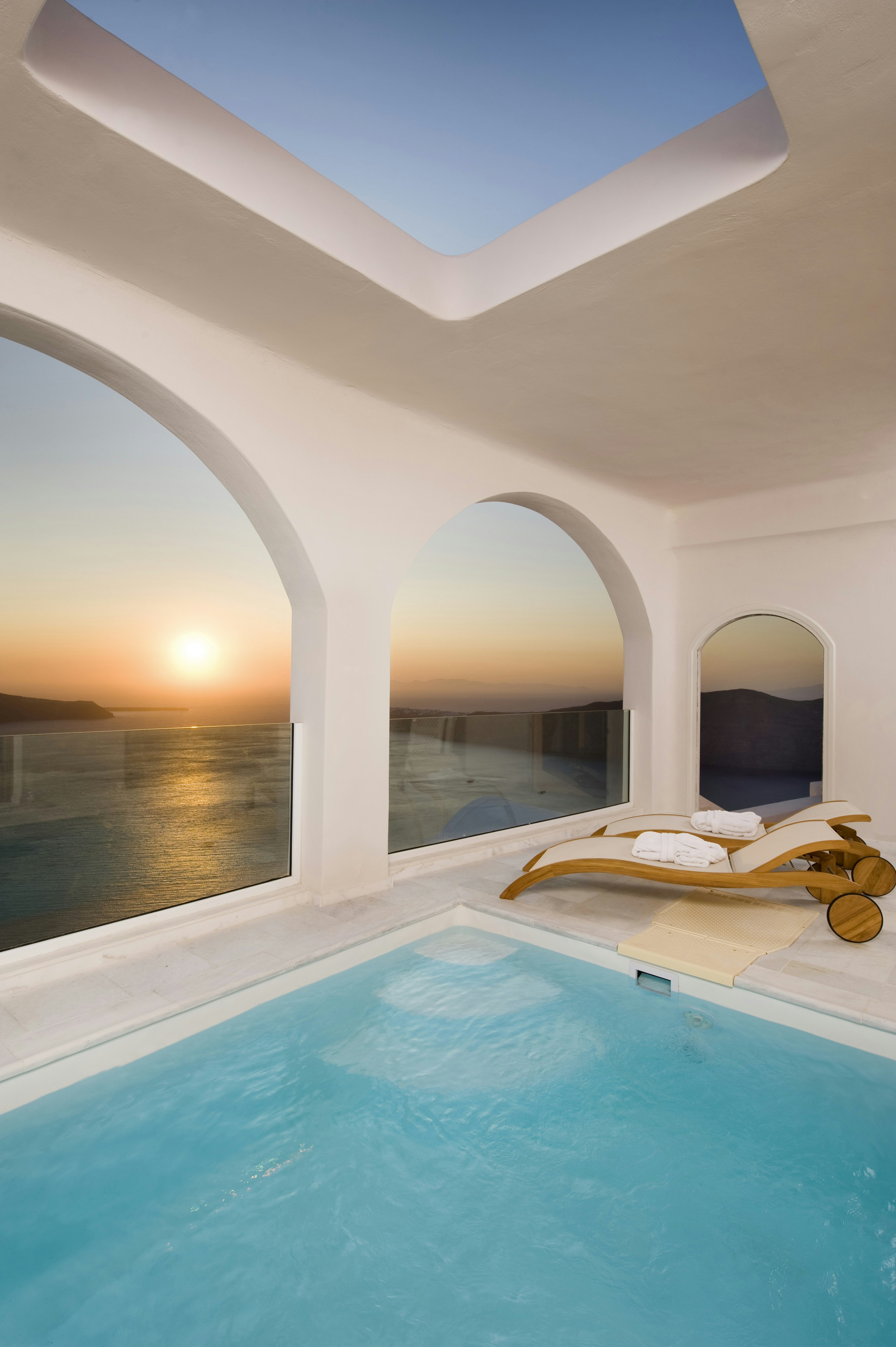 Grand Suite Veranda - Sunbeds & Caldera View