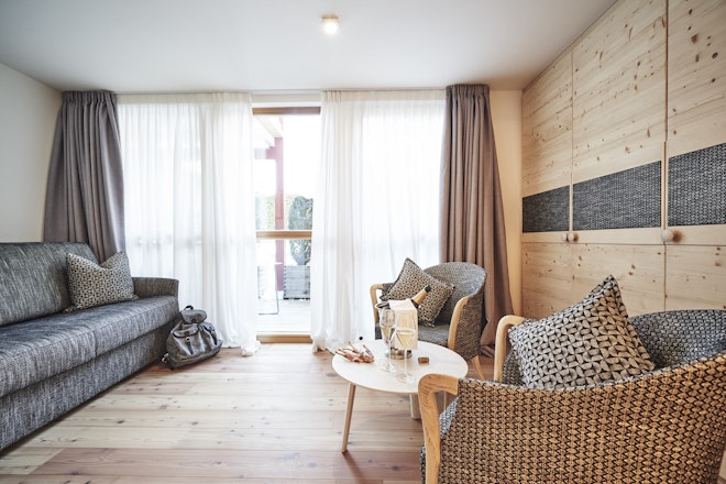 Grand Deluxe Room - Living Area