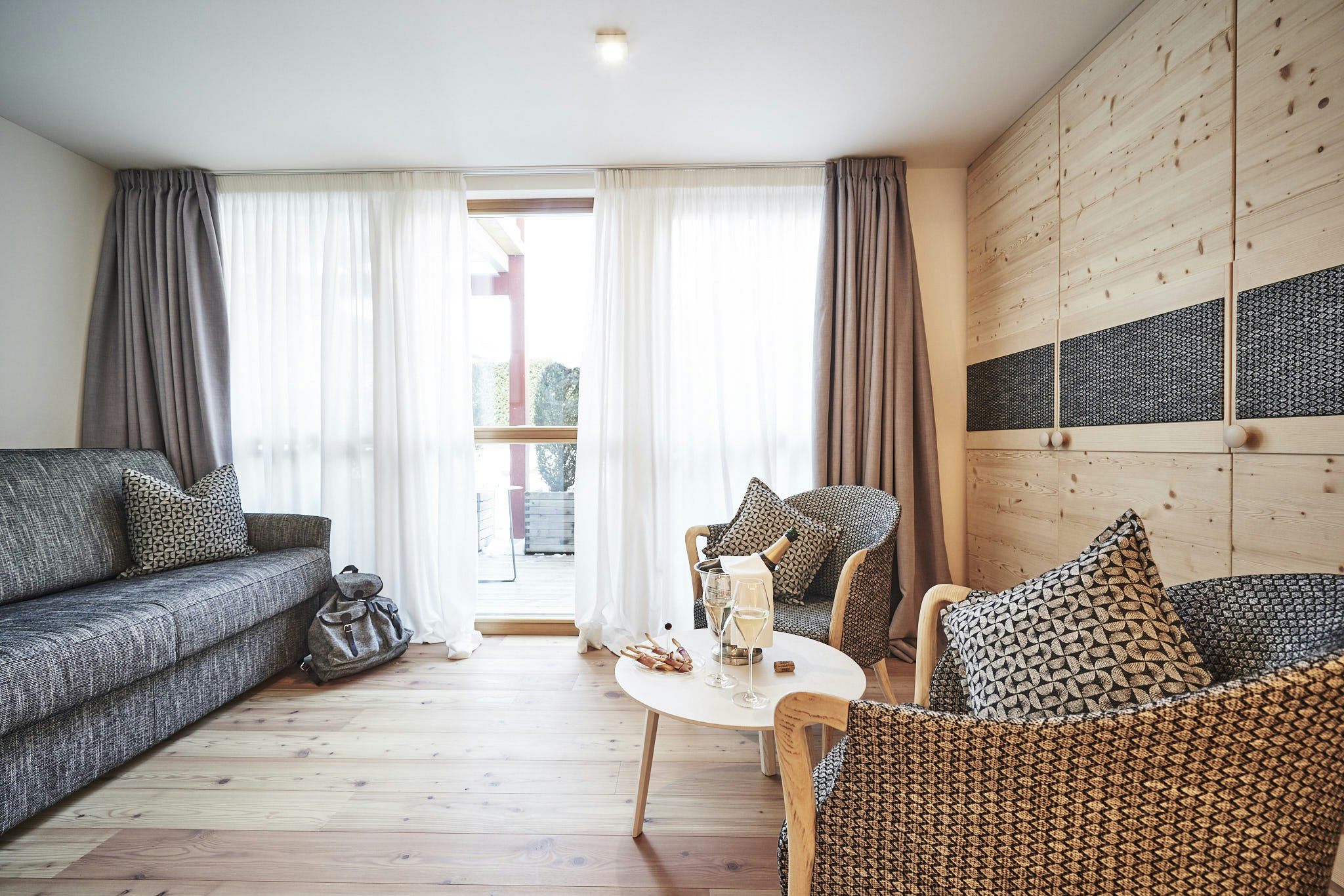 Grand Deluxe Room - Living Area