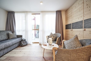 Grand Deluxe Room - Living Area