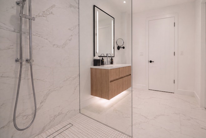 Pool Front Studio - King Only - Bathroom