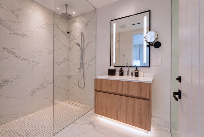 Pool Front Studio - King Only - Bathroom