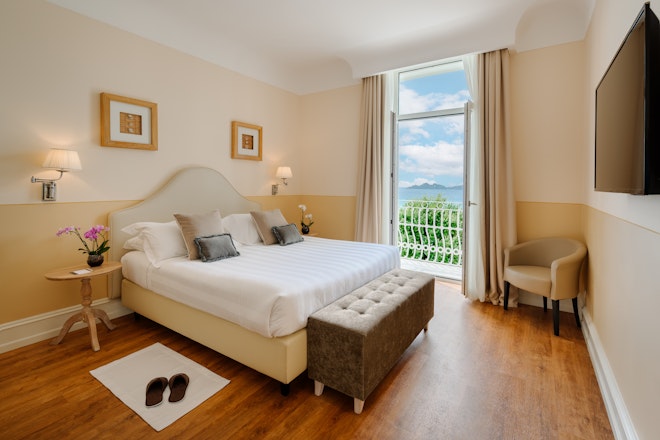 Deluxe Sea Front - Bedroom