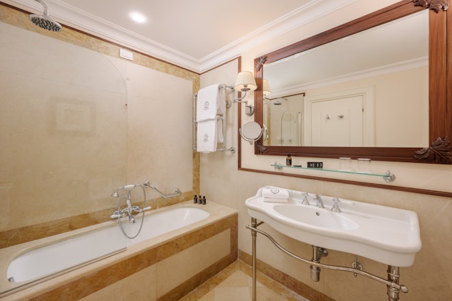 Deluxe Sea Front - Bathroom