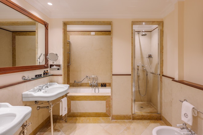 Executive Suite - Bathroom