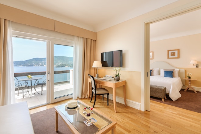 Panoramic Executive Suite - Living Area
