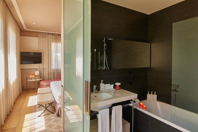 Deluxe Corner Room - Bathroom