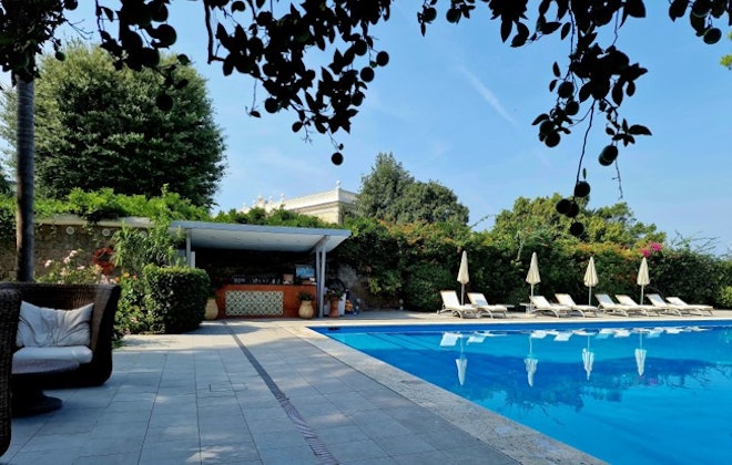 Pool Bar