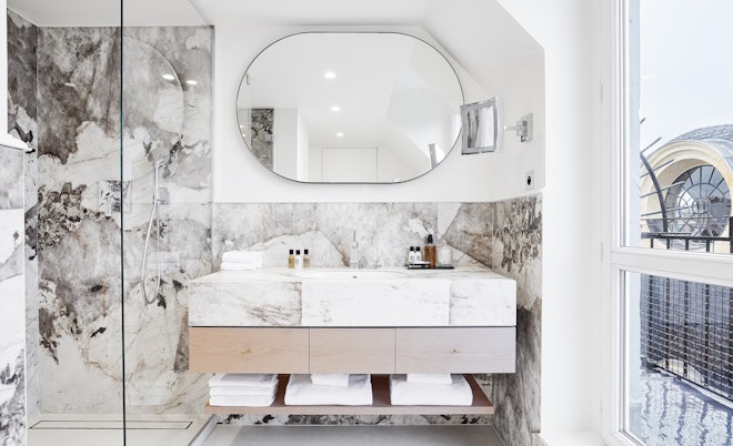 Suite with Balcony - Bathroom