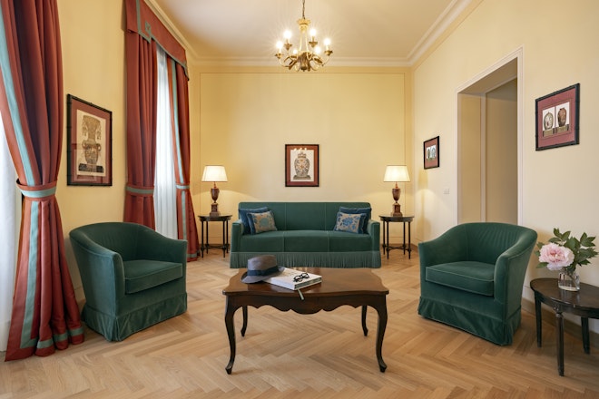 Junior Suite Deluxe Partial Lake View - Living Area