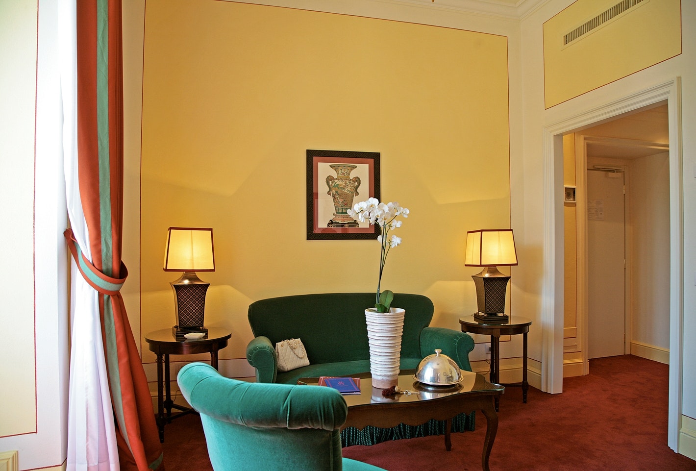 Suite Partial Lake View - Living Area