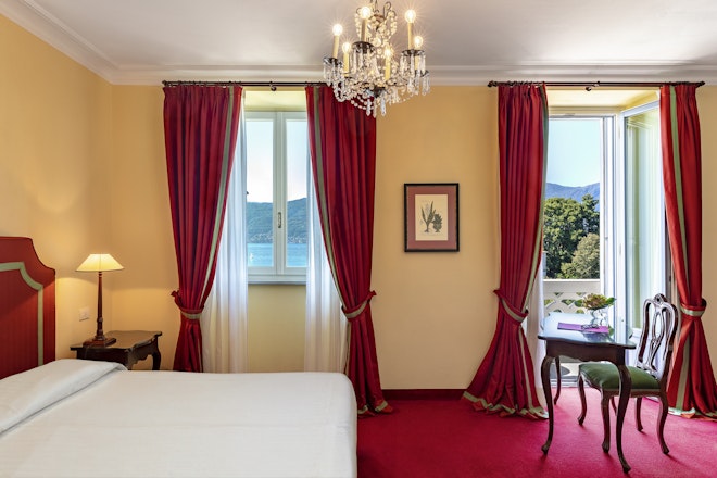 Superior Room Partial Lake View - Bedroom