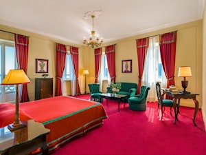 Junior Suite Deluxe Partial Lake View - Bedroom